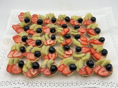 Bandeja de tartaletas de pasta brisa y frutas